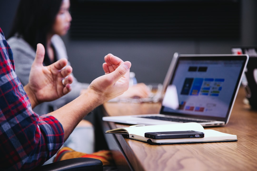 Ottenere una profonda comprensione dei problemi che i clienti affrontano è il modo in cui si creano prodotti che offrano valore e possano crescere. Tutto comincia da una conversazione. Devi mettere da parte le tue supposizioni per ascoltare con mente aperta e capire davvero ciò che per loro conta di più. In questo modo puoi costruire qualcosa che migliori la loro vita. Qualcosa che desiderino davvero acquistare.